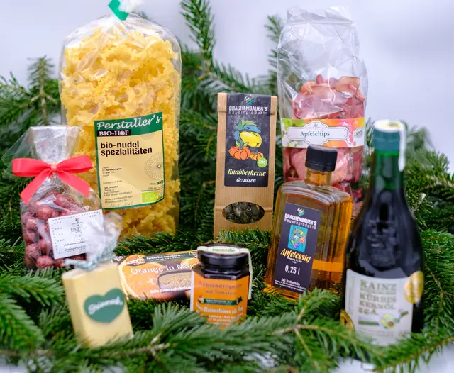 In den GenussLäden werden regionale Spezialitäten zu stimmungsvollen Weihnachtsgeschenkkörben zusammengestellt. | Foto: Genuss ab Hof