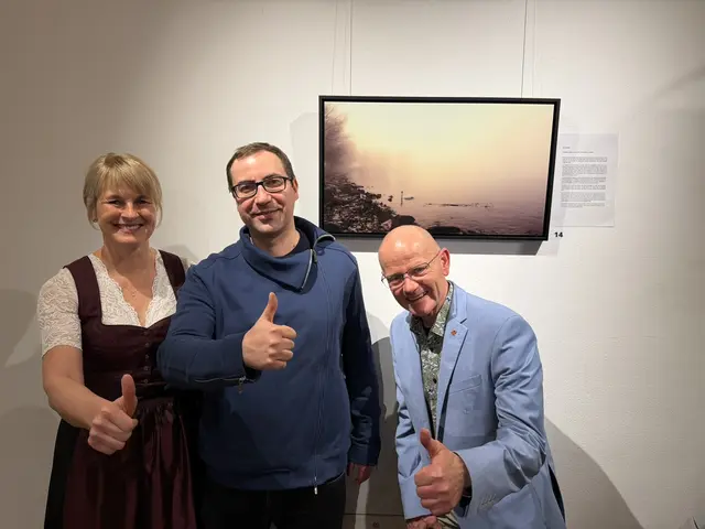 von links: Karin Hochstaffl (Leiterin der Rathausgalerie), Künstler Karl Pont und Volker Kalcher (Sport- und Kulturstadtrat) | Foto: Stadtgemeinde Mittersill