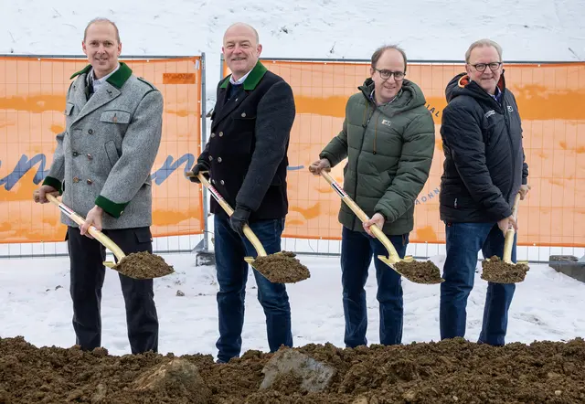 Die vier Bürgermeister der Kleinregion Schladming nahmen den feierlichen Spatenstich vor: Hannes Uttinger (Ramsau), Hermann Trinker (Schladming), Matthias Schwab (Haus) und Franz Danklmaier (Aich) | Foto: Harald Steiner