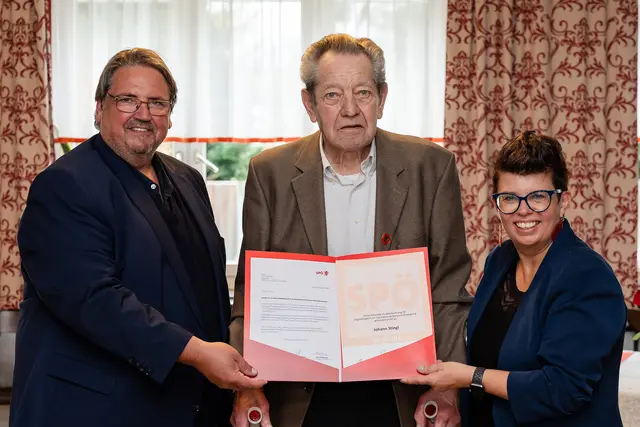 NAbg. Josef Muchitsch, Johann Stingl (70 Jahre Mitgliedschaft) und Bundesrätin Bernadette Kerschler | Foto: SPÖ