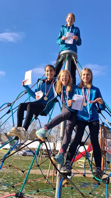 Die Vertreterinnen der Lauffreunde Traunsee Panther: Naomi Fixl, Anna Söser, Melissa Mach und Lea Söser (ganz oben). | Foto: friba