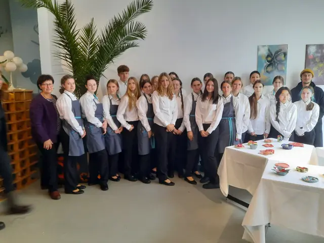 Jugendliche präsentieren ihre prämierten Beiträge zum Projektwettbewerb. | Foto: Frauen für Frauen