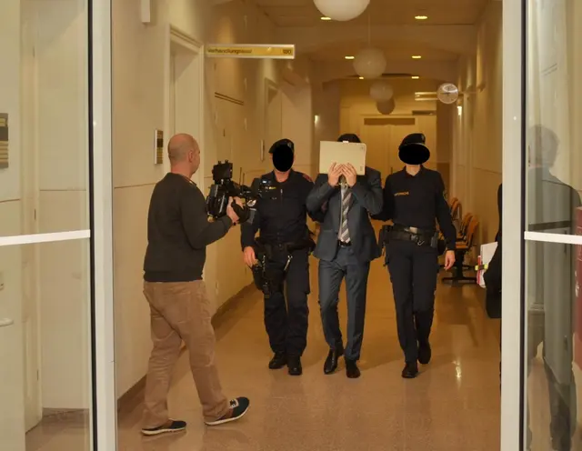 Der Angeklagte wird aus der Untersuchungshaft vorgeführt. | Foto: Sascha Trimmel