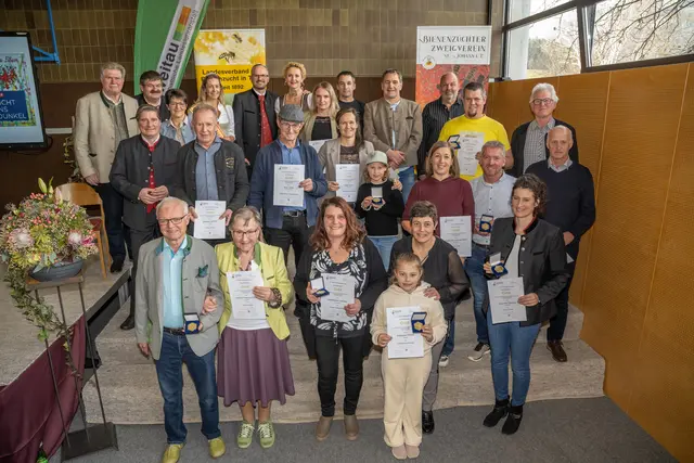 Die ausgezeichneten ImkerInnen und Imker aus dem Bezirk Kufstein. | Foto: Stefan Wörgetter