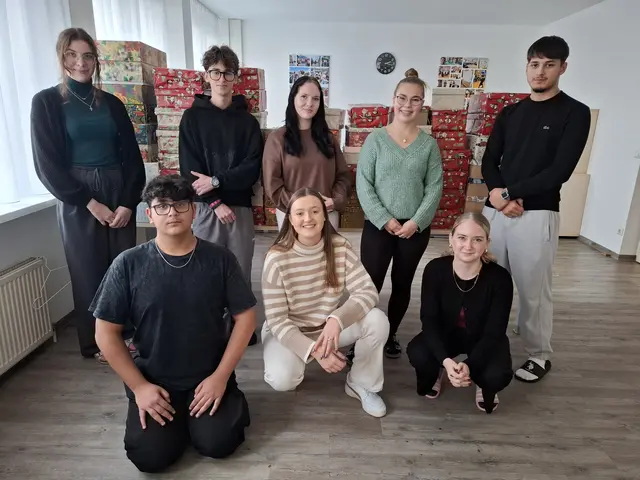 Einige Schüler der Berufsschule Ried vor den Paketen. | Foto: BS Ried