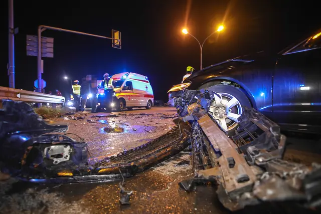 Bei einem heftigen Kreuzungscrash in Marchtrenk wurden zwei Fahrzeuge komplett demoliert und eine Person verletzt. | Foto: laumat.at