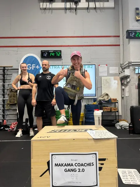 Karin Breitwieser vom Makama zeigt es vor: Mit jedem Schritt auf die Holzkiste in Krenglbach können Spenden für die Kinderkrebshilfe gesammelt werden. | Foto: Makama