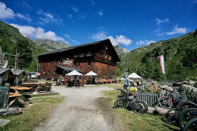 Lienzer Hütte,  | Foto: Sebastian Stiohout / Red Bull Media Publishing House