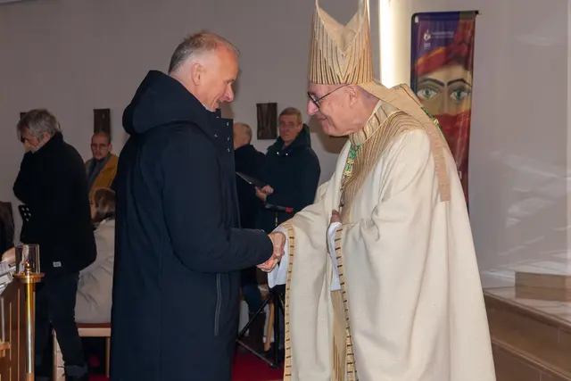 Diözesanbischof Ägidius Zsifkovics bei der Angelobung von Hubert Händler, der 2026 den Johannes in der Rahmenhandlung darstellen wird.  | Foto: Passionsspiele St. Margarethen