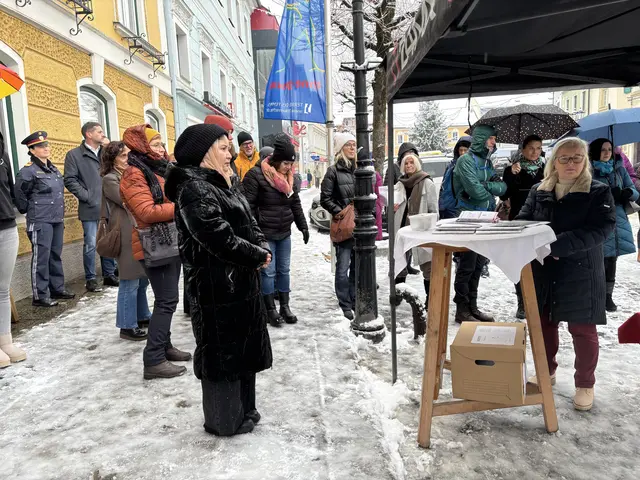 Im dichten Schneetreiben verfolgten Passanten den Auftakt zur Aktion "16 Tage gegen Gewalt" am Stadtplatz.  | Foto: Karin Bayr