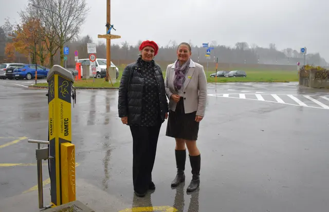 Bürgermeisterin Barbara Schweitl und Landesdirektorin des ÖAMTC Salzburg, Martina Schlegel-Lanz, freuen sich über die neu errichtete Fahrrad-Self-Service-Station, welche ab sofort vor dem Gemeindeamt direkt neben der Fahrradstraße steht. | Foto: ÖAMTC Salzburg/Pfeiffer