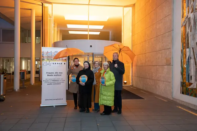 Von links: Andrea Rockenbauer (Österreichische Union Soroptimist International), Sr. Rosa Steiner (Generalvikarin Elisabethinen Linz-Wien), Gertraud Assmann (Koordinatorin Orange the World-Projekt des Clubs Soroptimist I Linz), Wilma Steinbacher (Präsidentin Club Soroptimist I Linz) und Stefan Meusburger (Geschäftsführer Ordensklinikum Linz). | Foto: Ordensklinikum Linz