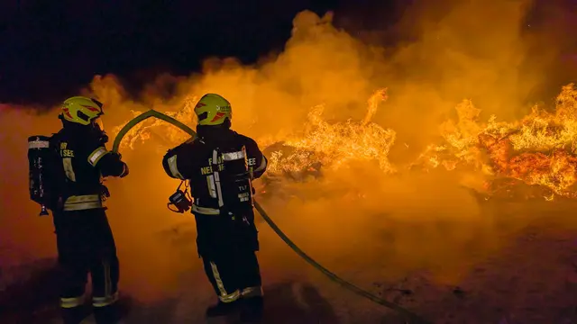 Nach ca. zwei Stunden konnten auch die Nachlöscharbeiten beendet werden. | Foto: FF Neusiedl am See