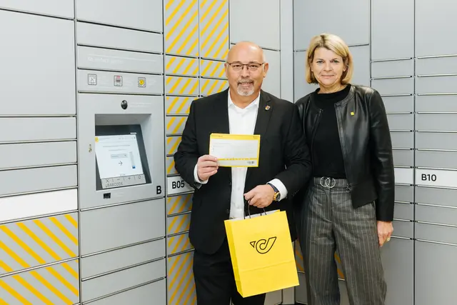 Peter Jagsch (SPÖ), Bezirksvorsteher von Hernals, mit Barbara Potisk-Eibensteiner, Post-Finanzvorständin, bei der Eröffnung der neuen 24/7 SB-Filiale in der Hernalser Hauptstraße.  | Foto: Österreichische Post AG
