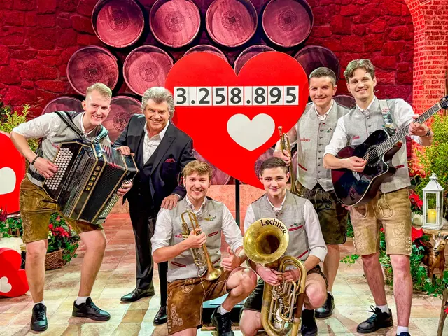 Auch Schlager und Oberkrainer-Sound vertragen sich: "Die Gasgeber" erhielten die Chance, bei der Musikshow von Andy Borg aufzutreten. | Foto: Hinker Music
