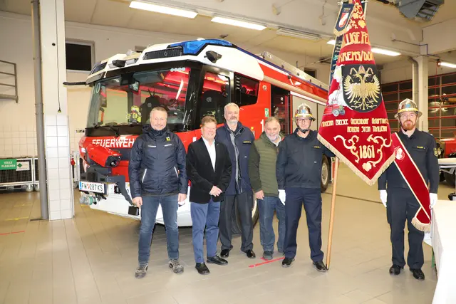 Offizielle Inbetriebnahme des neuen Fahrzeugs: Bürgermeister Peter Molnar, Stadtrat Helmut Mayer, Feuerwehrkommandant Gerhard Urschler, Stadtrat Martin Sedelmaier sowie die Fahnenträger Gottfried Jarmer und Johannes Bauer – von links. | Foto: Stadt Krems