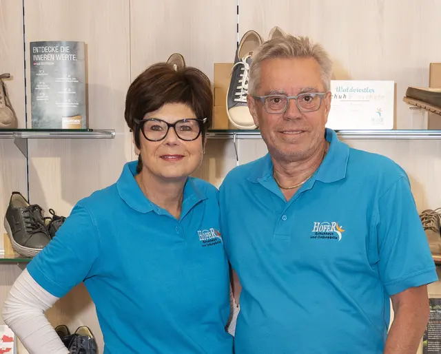 Petra und Ernst Hofer verabschieden sich von den Stammkunden in Grein, das Geschäft in Waldhausen bleibt bestehen. | Foto: Hans Hofer