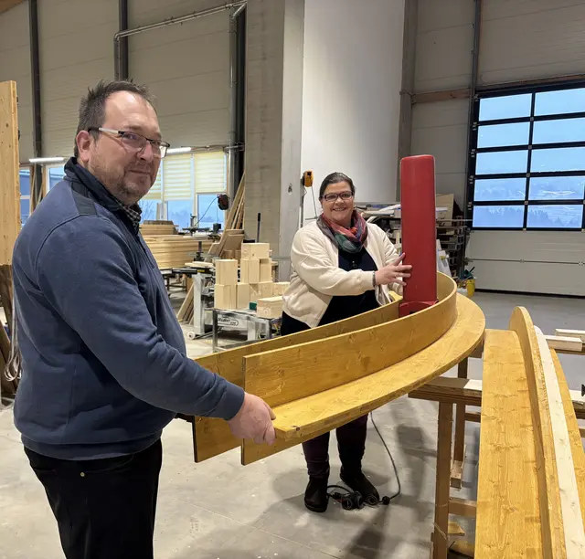 Michael Eisner und Sabrina Kraml haben sich eingesetzt, dass der Riesen-Adventkranz restauriert wird.  | Foto: Karin Bayr