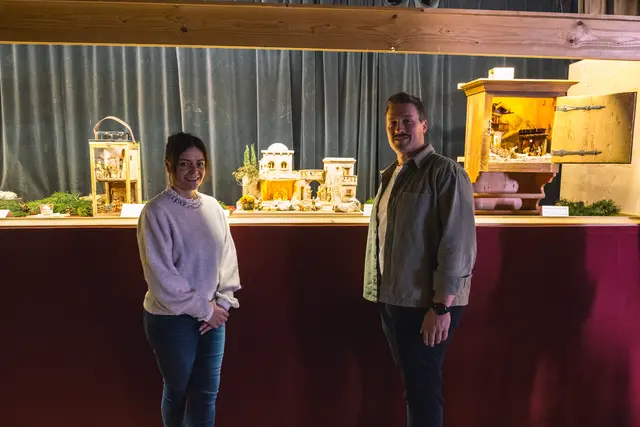 Auch Sabine Schranz, Markus und Sophia Saxer (letztere ist hier nicht im Bild) bauten eine Krippe. | Foto: Pernsteiner