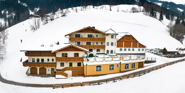Die Hotel-Pension Bruckreiterhof, direkt an der Reiteralm gelegen, zählt zu den besten Hotels mit direkter Skipisten-Anbindung im gesamten Alpenraum. | Foto: Hotel-Pension Bruckreiterhof