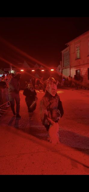 Vor der Show durften die Neudörfler Gfang Teifln und die Mürzer Oidspatzn die Zuschauernden begeistern. | Foto: Liadnbering Teufeln