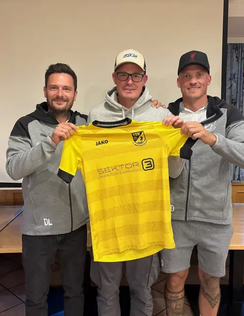 Bence Kalmar (Mitte) erzielte im OÖ-Fußball-Unterhaus in 312 Pflichtspielen beeindruckende 282 Treffer für den SV Lambrechten, UFC Peterskirchen und den TSV St. Marienkirchen. Jetzt übernimmt der St. Martiner erstmals eine Mannschaft als Spielertrainer.  | Foto: TSV St. Marienkirchen