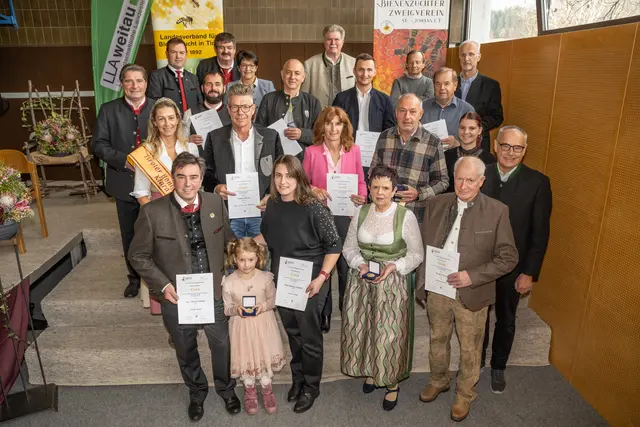 Die ausgezeichneten ImkerInnen und Imker aus dem Bezirken innsbruck und Innsbruck-Land. | Foto: Stefan Wörgetter
