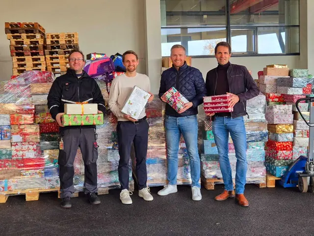 Innviertel-Koordinator Gerald Ecker (Club 41, r.) und Andreas Pumberger (Round Table 31, 2.v.r.) mit Helfern der Firma Fill in Gurten.  | Foto: Club 41