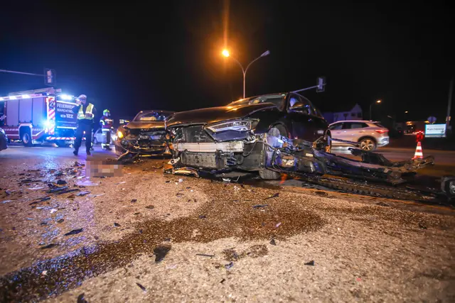 Bei einem heftigen Kreuzungscrash in Marchtrenk wurden zwei Fahrzeuge komplett demoliert und eine Person verletzt. | Foto: laumat.at