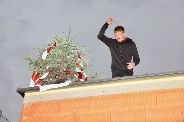 Der Gleichenspruch endete traditionell mit dem Wurf eines Weinglases. | Foto: Gemeinde St. Johann/Haide