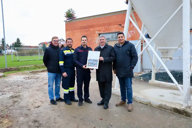 Freude bei Planer BM Ing. Harald Gruböck, Gerhard Postl, Stefan Müller, Bgm. Günter Müller und Gemeindekassier Mario Achleitner (v.l.). | Foto: Gemeinde St. Johann/Haide