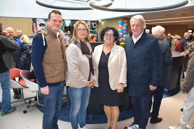 Filialleiterin Christine Danzinger (2.v.r.) begrüßt die Gäste, Vizebürgermeister Alexander Eckhardt, Gemeinderätin Sabine Damböck-Lehr, Bürgermeister Alfred Babinsky | Foto: Daniel Hinterramskogler