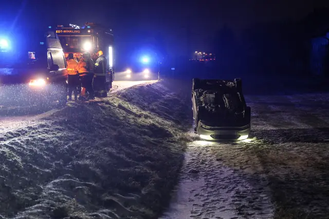 Bei winterlichen Bedingungen verliert ein Lenker in Edt bei Lambach die Kontrolle über sein Fahrzeug - es überschlägt sich und bleibt am Dach liegen. | Foto: laumat.at