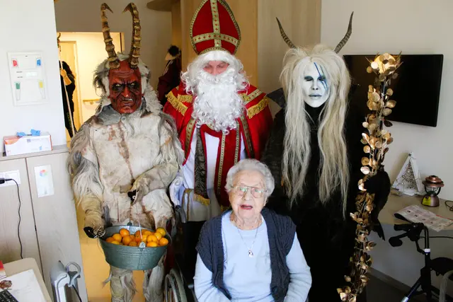 Der Nikolaus besuchte mit zwei Krampussen die Bewohnerinnen und Bewohner vom PKZ Großpetersdorf. | Foto: Sylvia Kremsner