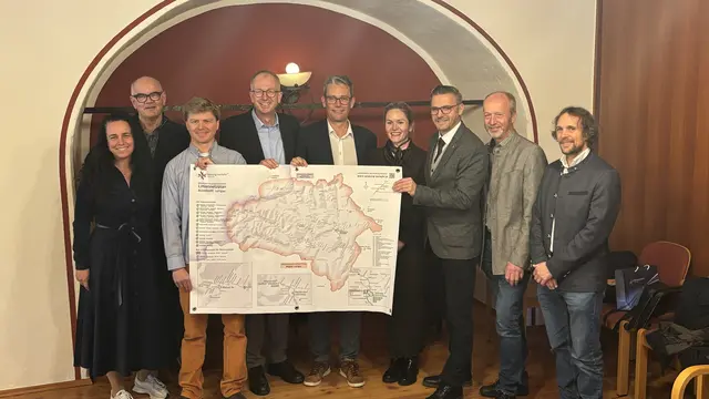 Bei der Präsentation des neuen Lungau Takts, v.li.: Yvonne Rosenstatter (Bereichsleiterin Kommunikation &amp; Marketing, Salzburger Verkehrsverbund GmbH), Anton Sagmeister (Geschäftsführer Fanningbergbahnen GmbH), Philipp Steinlechner (Geschäftsführer Bergbahnen Lungau GmbH &amp; Co. KG), Manfred Sampl (Obmann Regionalverband Lungau), Johannes Gfrerer (Geschäftsführer Salzburger Verkehrsverbund GmbH), Claudia Aigner-Bernatzky (Human Resource Management, Salzburger Verkehrsverbund GmbH), Markus Schaflechner (Geschäftsführer Regionalverband Lungau), Hannes Bogensperger (Verkehrsplaner), Georg Macheiner (KEM-Management Lungau). | Foto: pjw