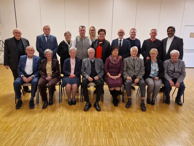 Hinten v.l: Pater Michael Prinz, Franz Bechyne - Obmann Senioren, Maria Nagelhofer - Senioren, Hannes Mock - Obmann Bauernbund, GR Stefanie Schmidt, Bgm. Michaela Hinterholzer, Vizebürgermeister David Kalteis, GR Mathias Hahn, GR Armin Wadl, Moderator Augustine Shiju, hinten vlnr.: Bernhard und Lotte Bucher (Diamantene Hochzeit), Rosa und Anton Zeiner (Diamantene Hochzeit), Maria und Michael Pfleger (Diamantene Hochzeit), Johanna und Karl Nagelhofer (Goldene Hochzeit)  | Foto: Marktgemeinde Oed-Oehling