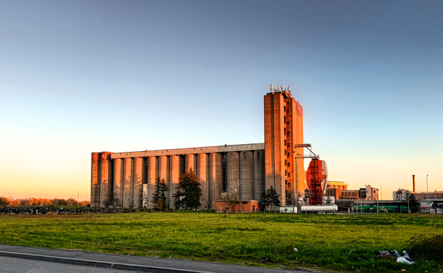 Im goldenen Licht der Abendsonne erhebt sich ein Wahrzeichen von Brčko – die BIMAL-Fabrik.
Hier verbinden sich Tradition, Fleiß und moderne Technik zu einem stillen Rhythmus der Arbeit.
Seit 1945 produziert BIMAL in Brčko hochwertiges Speiseöl – aus Sonnenblumen, Soja und Raps.
Was einst als kleine Ölmühle begann, ist heute der größte Hersteller von Speiseöl in Bosnien und Herzegowina und ein wichtiger Exporteur in die Region.
Es freut mich ganz besonders, dieses bemerkenswerte Gebäude in diesem warmen Sonnenlicht eingefangen zu haben – ein stilles Symbol für Beständigkeit, Qualität und die Kraft der Gemeinschaft. 🌻