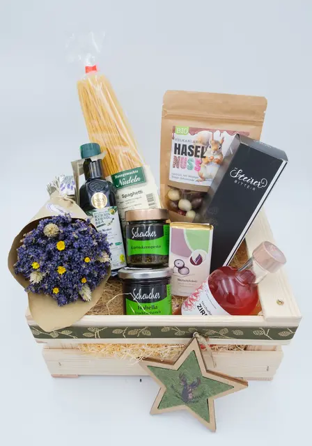 Die Genuss ab Hof-Geschenkkörbe sind in allen 48 GenussLäden erhältlich und lassen sich individuell zusammenstellen.  | Foto: Genuss ab Hof