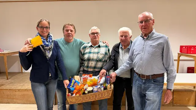 Bürgermeisterin Manuela Zebenholzer, Christian Schaurhofer, Schnapsermeister Johann Kössler, Chrysanthemus Stix und Organisator Herbert Zebenholzer sen. (v.l.). | Foto: Herbert Zebenholzer