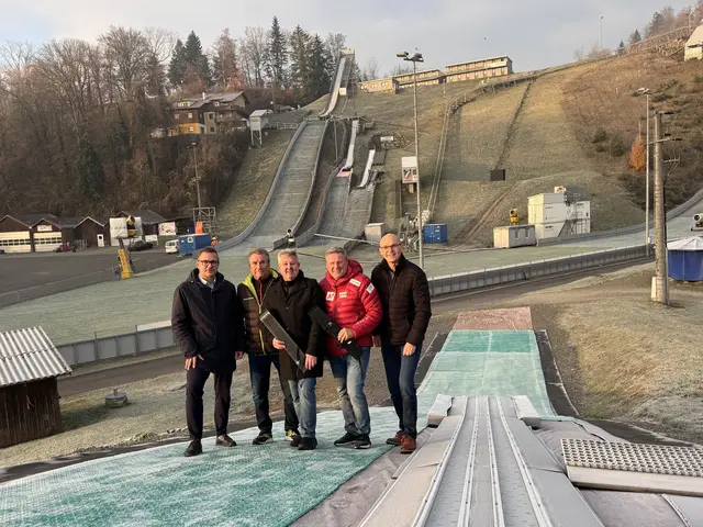 Puppings Bürgermeister Mario Herrmüller (ÖVP), Vizepräsident UVB Hinzenbach Franz Starzer, Schanzenwirt und nun Ski-Verleiher Herrmann, UVB Präsident Bernhard Zauner und Hinzenbachs Bürgermeister Wolfgang Kreinecker (ÖVP) zeigen sich erfreut über das geglückte Projekt. | Foto: UVB Hinzenbach