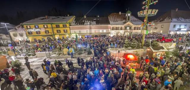 Ein Bild von der Weihnachtsverlosung in Kindberg aus vergangenen Jahren. Hunderte Menschen nehmen an der Live-Verlosung teil.  | Foto: Foto Puntigam