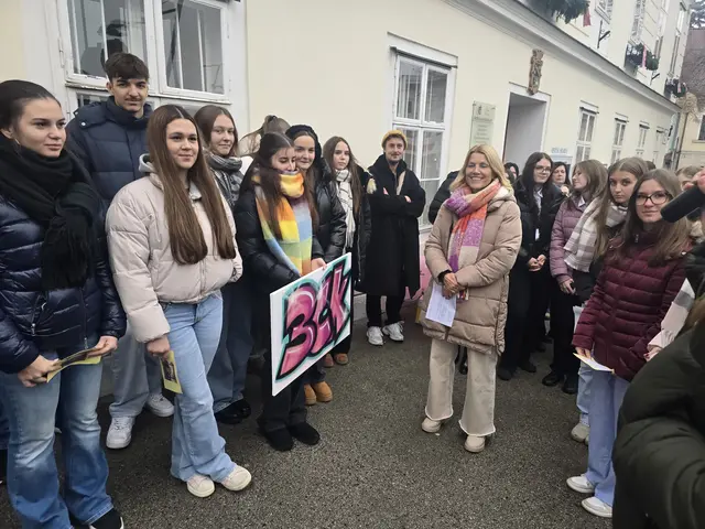 Jugendliche präsentieren ihre prämierten Beiträge zum Projektwettbewerb. | Foto: Frauen für Frauen