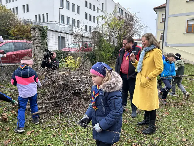 Kinder und Jugendliche setzten Sträucher, naturnahe Hecken und bauten Totholzhecken. | Foto: Pfadfindergruppe Mattersburg