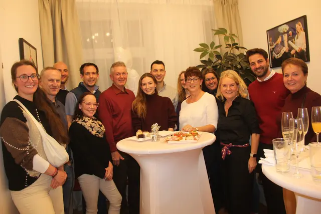 Freunde und Familie bei der Eröffnungsfeier. | Foto: Raimund Mold