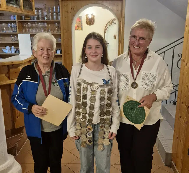 Schützenkönigin Jasmin Ortner mit 1. Prinzessin Heidi Schneider (l.) und 2. Prinzessin Christine Lackner (r.)