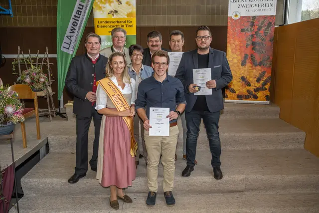 Die ausgezeichneten ImkerInnen und Imker aus dem Bezirk Reutte. | Foto: Stefan Wörgetter