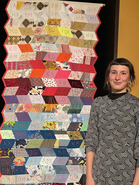 "Stadtnäherin" Lydia Waldhör vor ihrem Objekt - das während und nach dem Event entstand.  | Foto: Josef Goldhofer