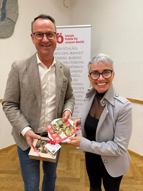 Die SPÖ-Frauen haben heuer wieder im Rahmen ihrer Benefizaktion fleißig Kekse gebacken. Der Reinerlös kommt heuer der Beratungsstelle Mikado zugute. Labg. Doris Margreiter (im Bild mit Dominik Reisinger) erwarb ebenfalls Kekse und unterstützte die Aktion. | Foto: SPÖ