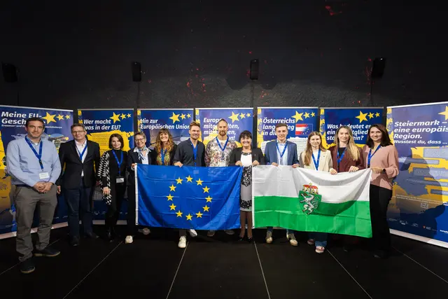 30 Jahre EU: Landeshauptmann-Stellvertreterin Manuela Khom (5.v.r.) mit den Teilnehmern der Botschafterschulen bei der Eröffnung der „Zukunftswerkstatt Europa“. | Foto: Land Steiermark/Binder