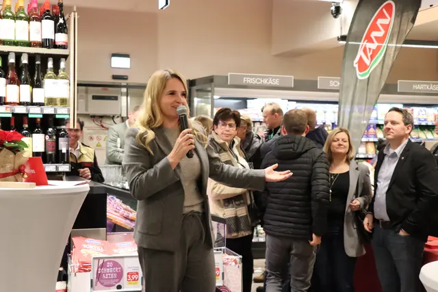 Spar-Geschäftsführerin Patricia Sepetavc erklärte, was der neue Markt nun alles zu bieten hat. | Foto: Christiane Nimpf